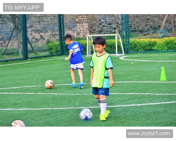 足球场上挥洒汗水的球星精彩瞬间展现球技与激情